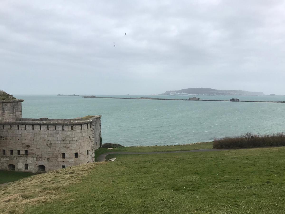 A Stones Throw To The Beach :-) Weymouth Luaran gambar